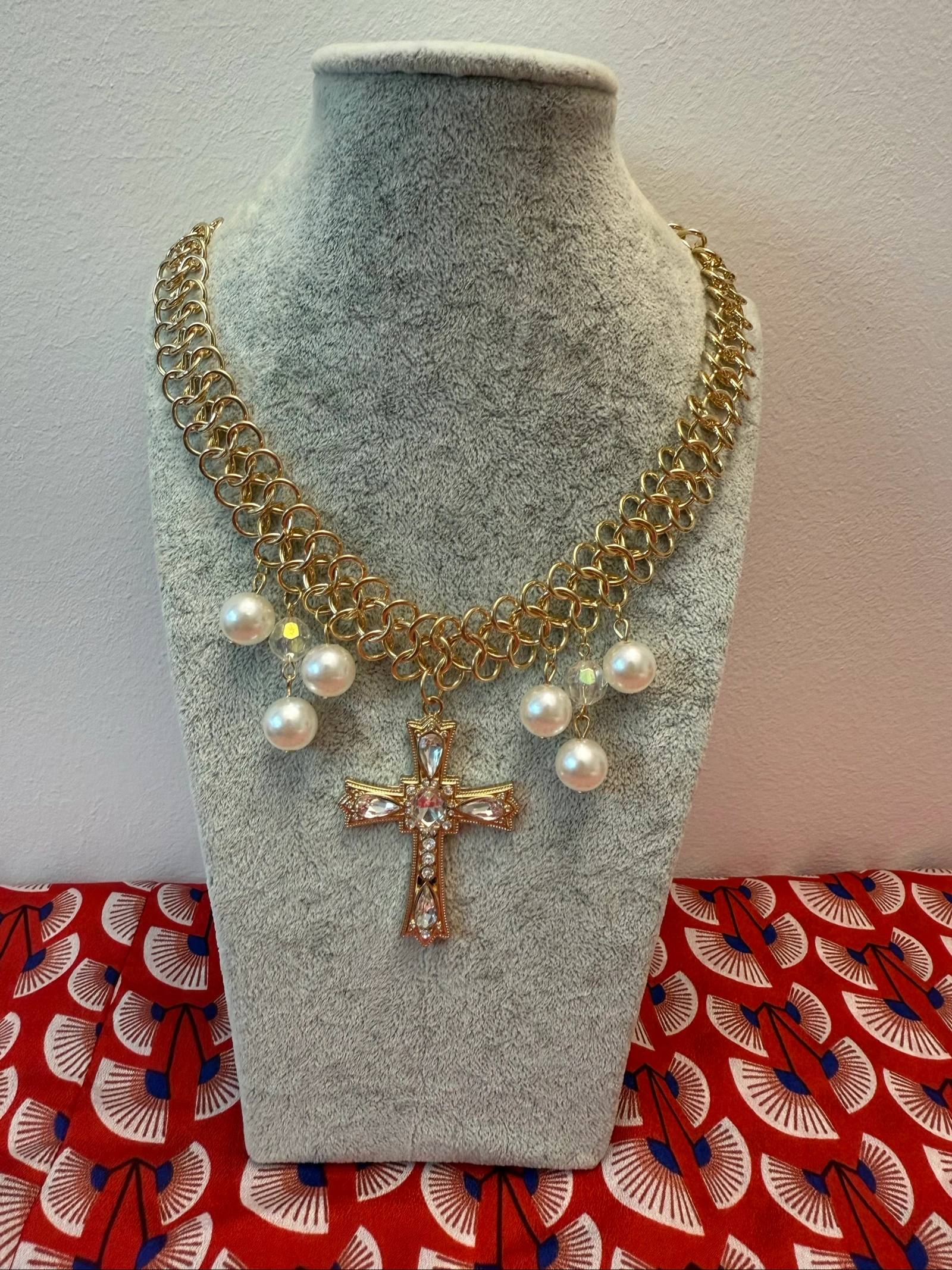 Collier doré avec croix et perle